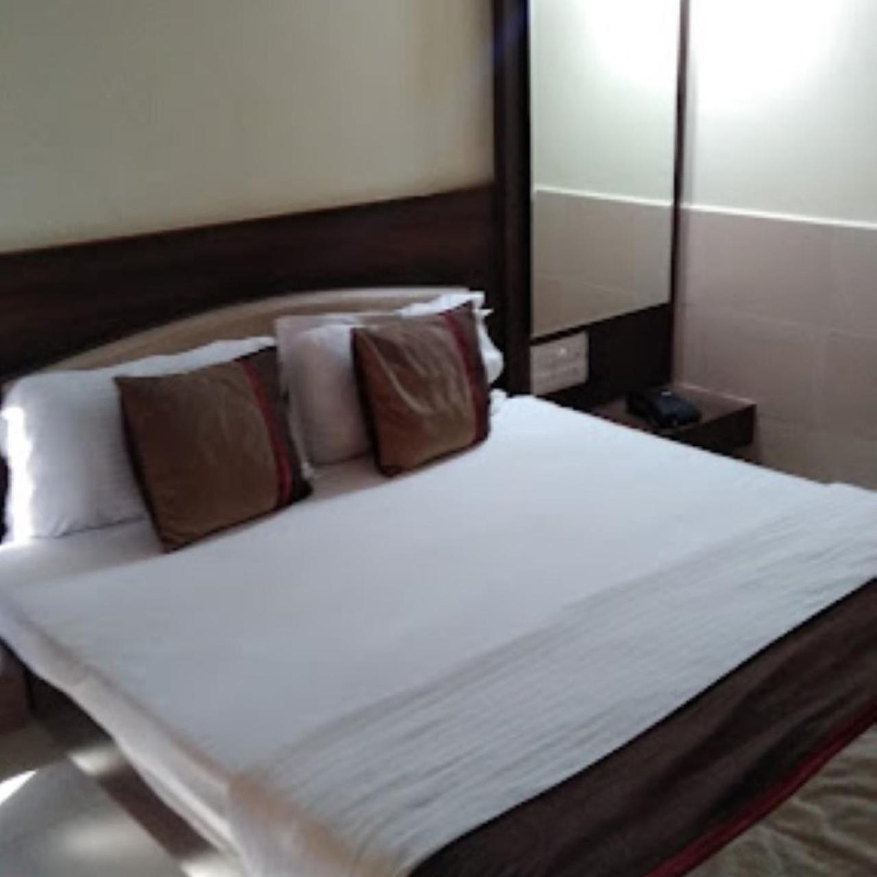 Divya Jyot Residency Bhuj Hotel Ngoại thất bức ảnh