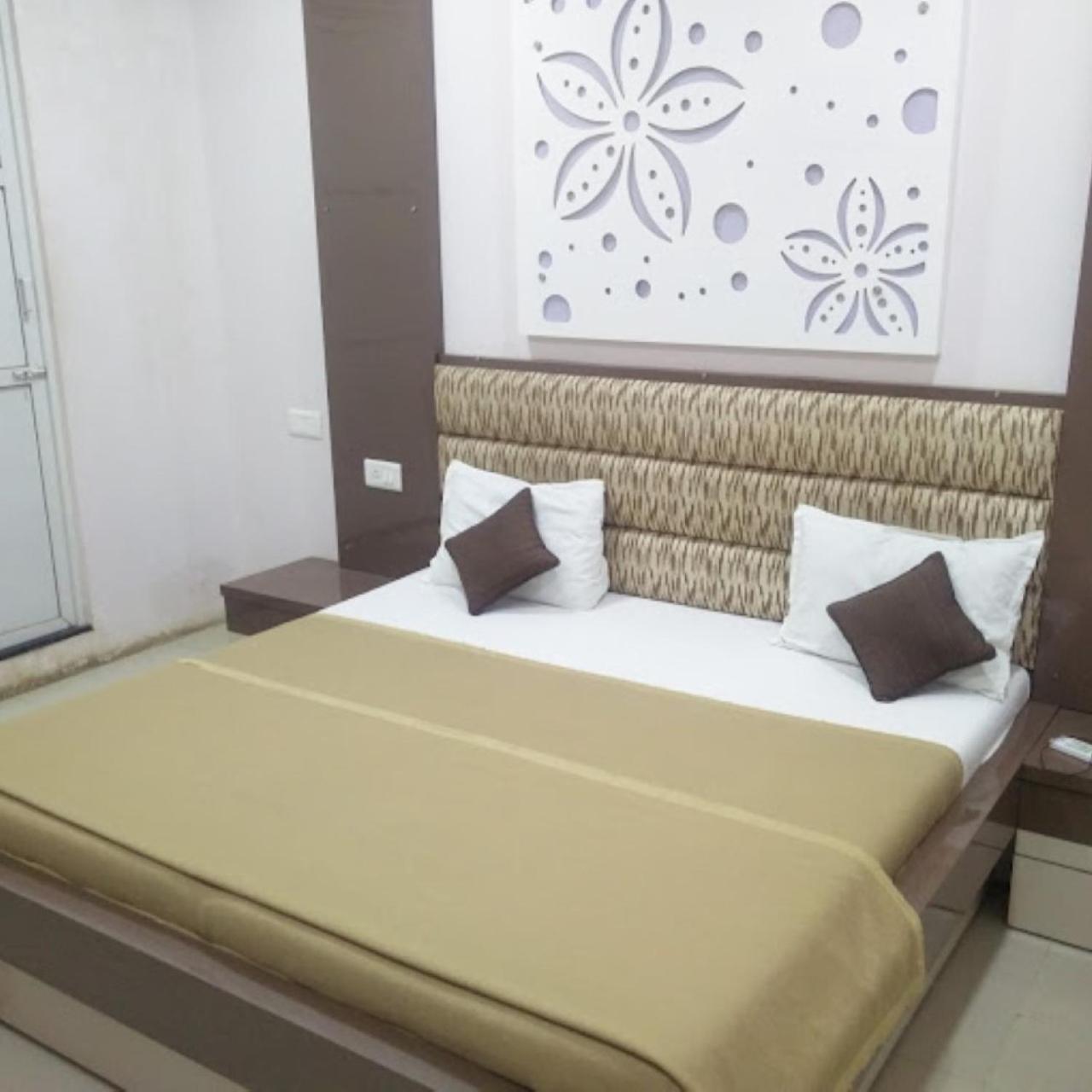 Divya Jyot Residency Bhuj Hotel Ngoại thất bức ảnh